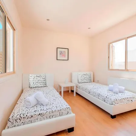 Four Bedrooms 1256 וילה